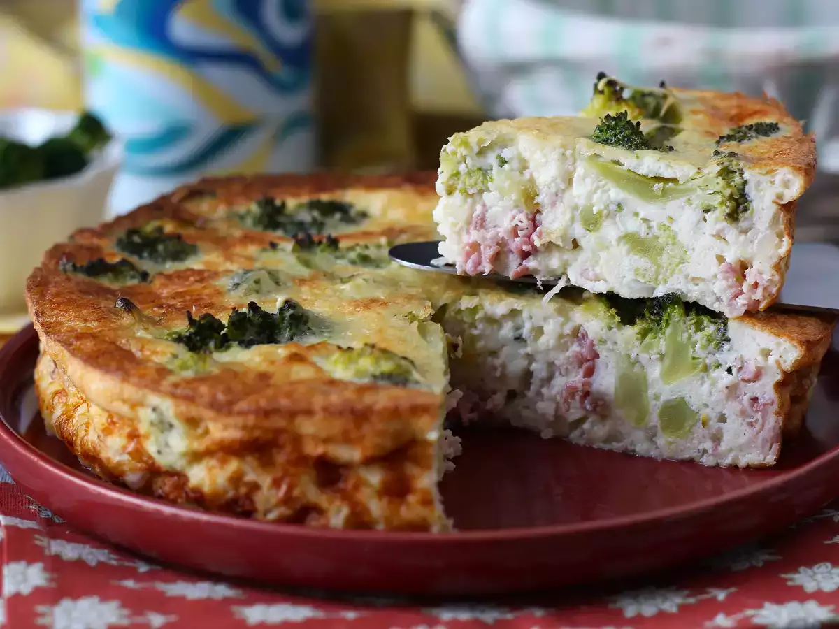 Quiche bez ciasta z brokułami, pancettą i serkiem wiejskim - zdjęcie 4