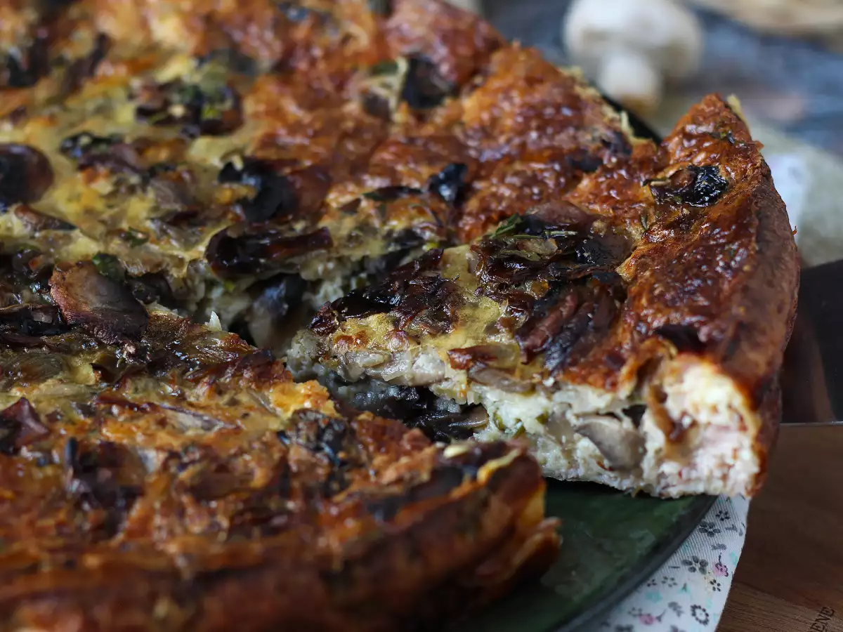 Quiche bez ciasta z pieczarkami, boczkiem i serkiem wiejskim - zdjęcie 4