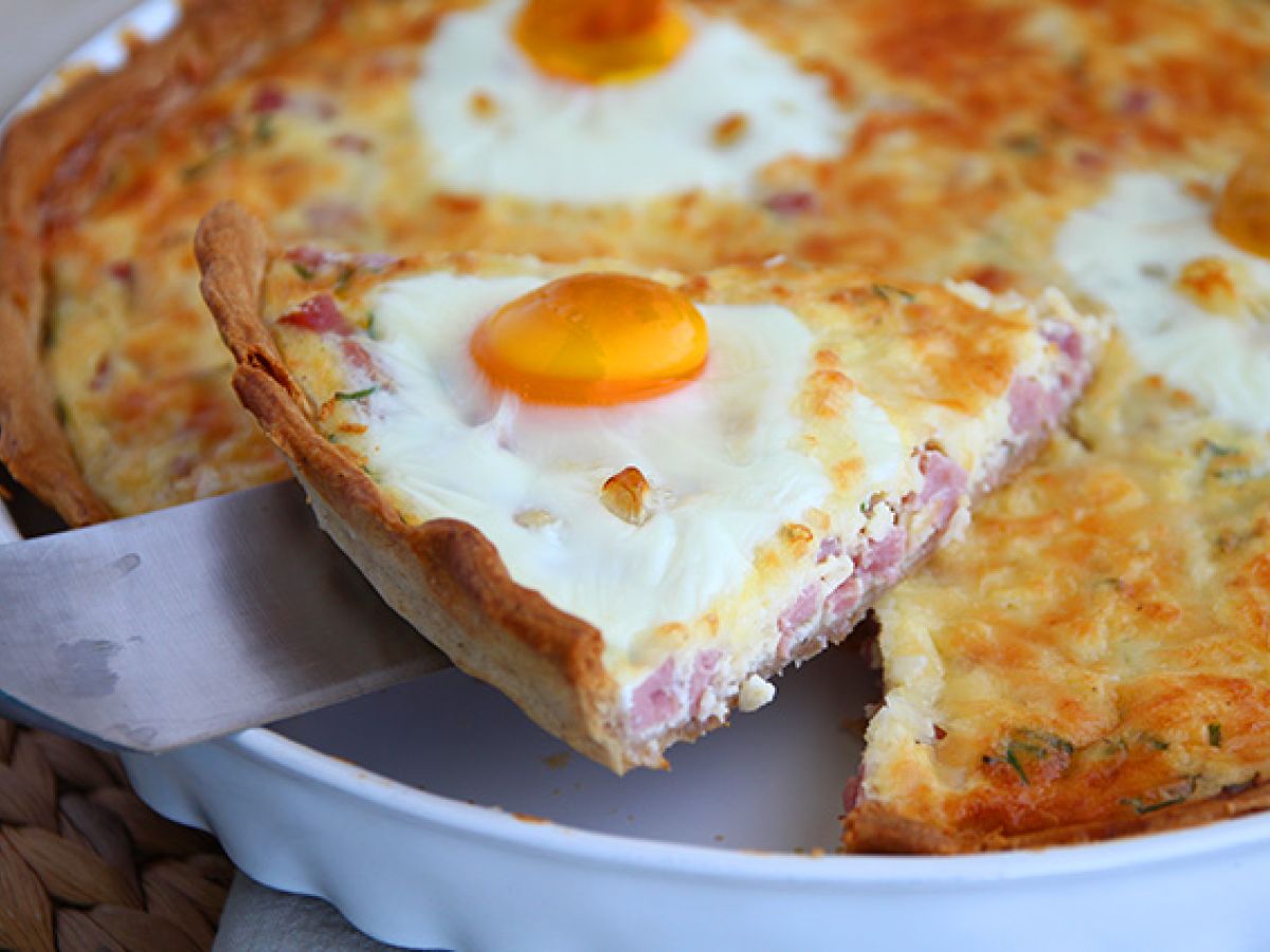 Quiche z jajkami i szynką