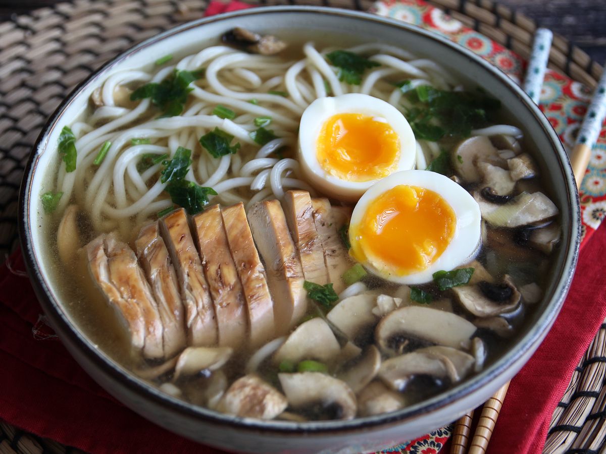 Ramen z kurczakiem: prosta wersja tego kultowego azjatyckiego dania! - zdjęcie 2