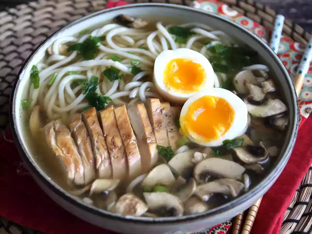 Ramen z kurczakiem: prosta wersja tego kultowego azjatyckiego dania! - zdjęcie 2
