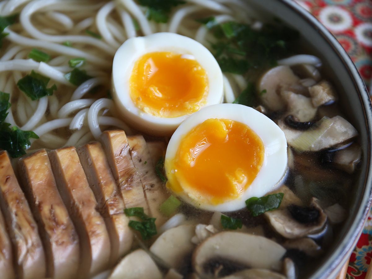 Ramen z kurczakiem: prosta wersja tego kultowego azjatyckiego dania! - zdjęcie 3