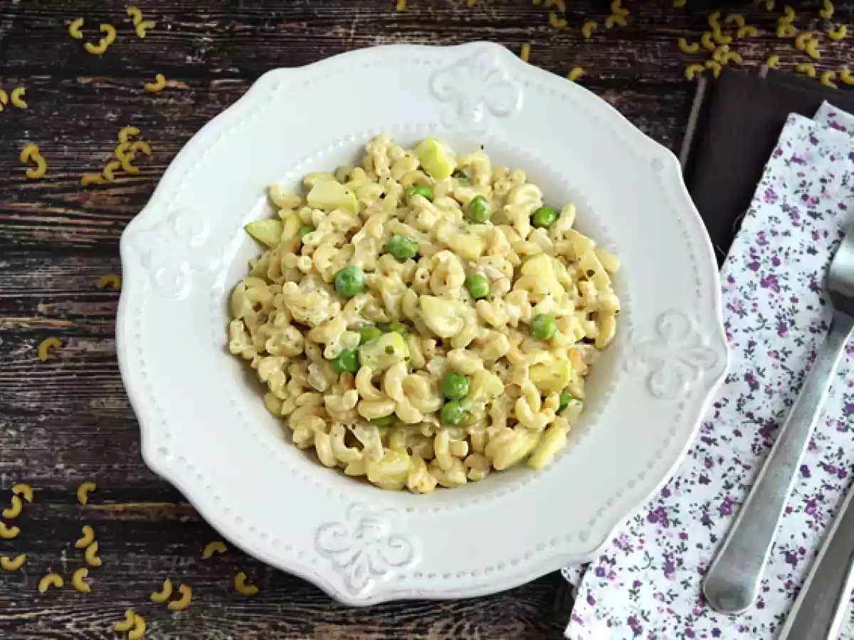 Risotto z coquillettes, groszkiem, cukinią, czosnkiem i serem ziołowym