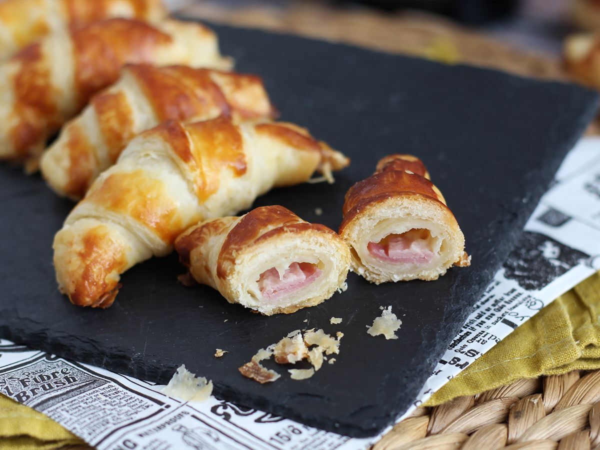 Rogaliki francuskie z sosem beszamelowym, szynką i serem