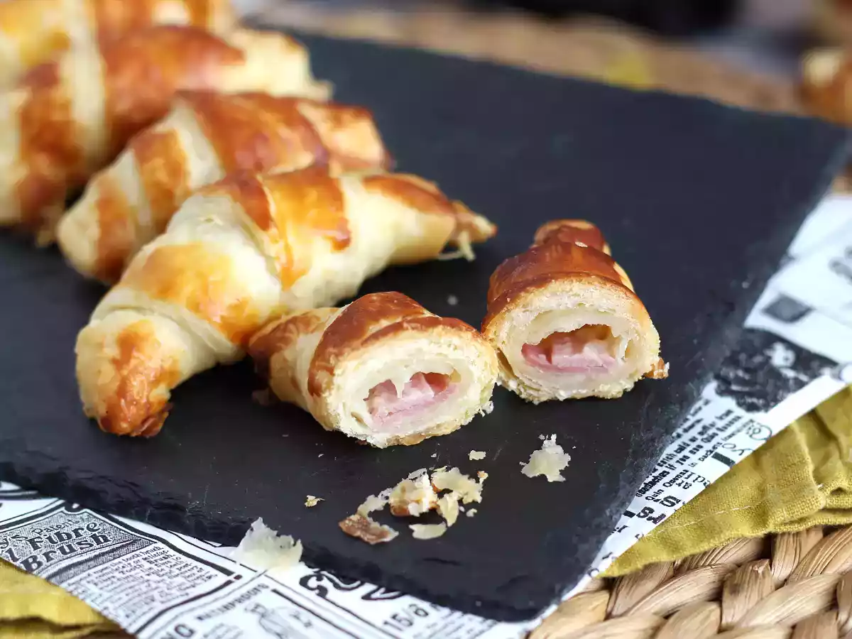 Rogaliki francuskie z sosem beszamelowym, szynką i serem