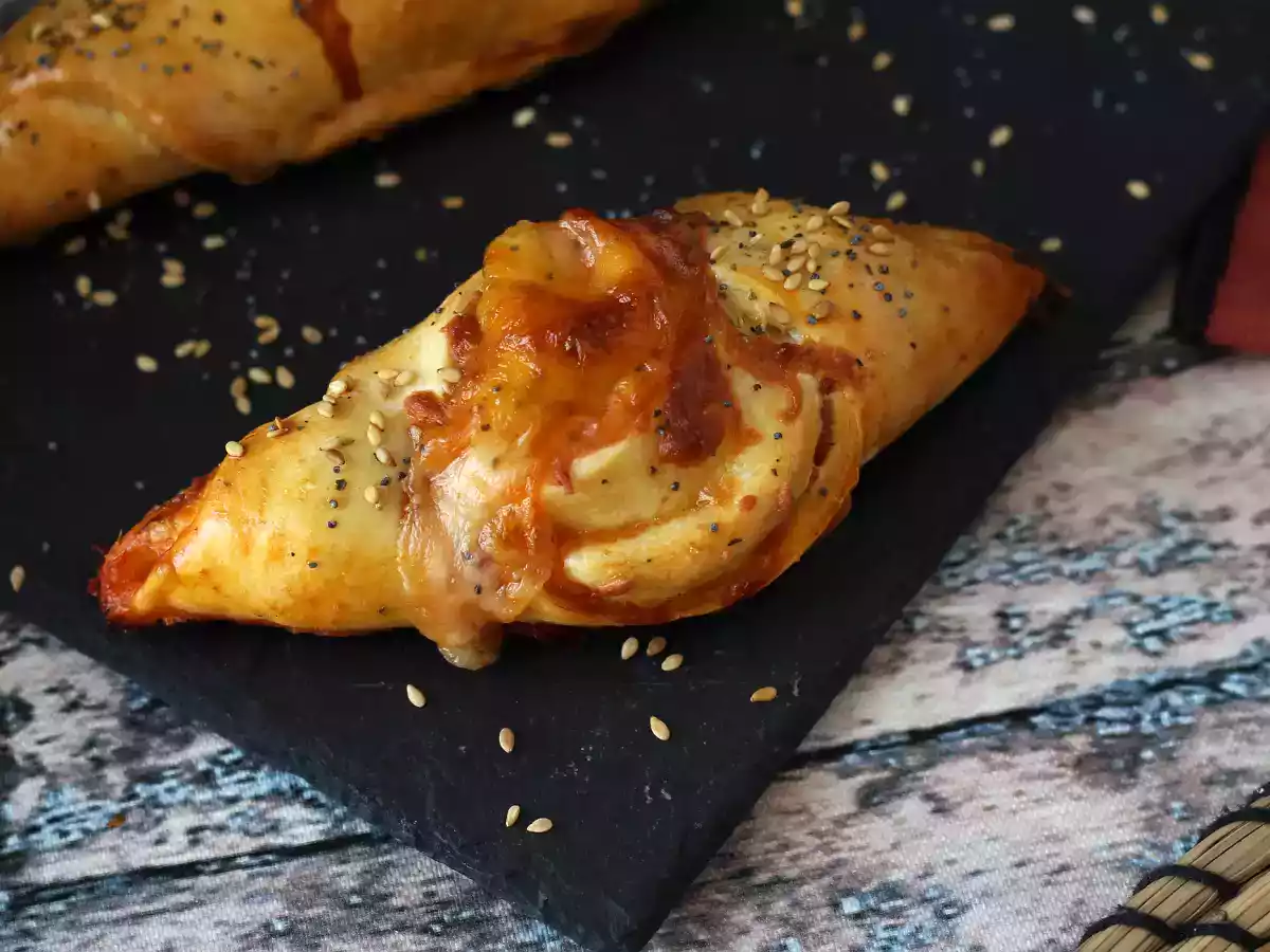 Roladki w stylu pizzy wypełnione sosem pomidorowym, szynką i mozzarellą