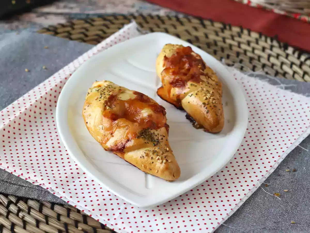 Roladki w stylu pizzy wypełnione sosem pomidorowym, szynką i mozzarellą - zdjęcie 2