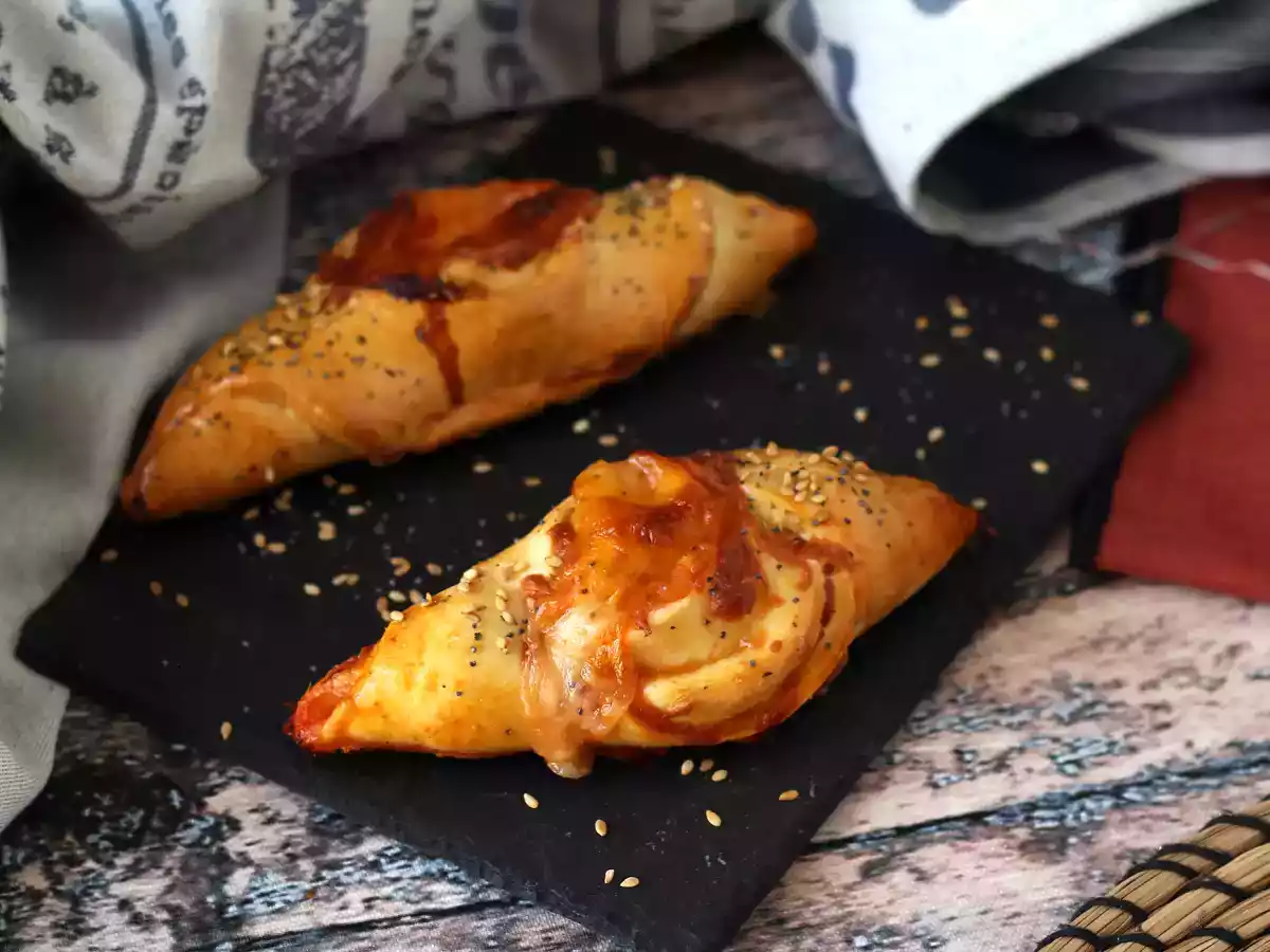 Roladki w stylu pizzy wypełnione sosem pomidorowym, szynką i mozzarellą - zdjęcie 3