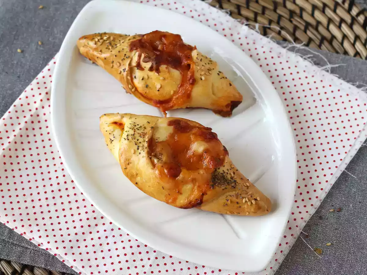 Roladki w stylu pizzy wypełnione sosem pomidorowym, szynką i mozzarellą - zdjęcie 4