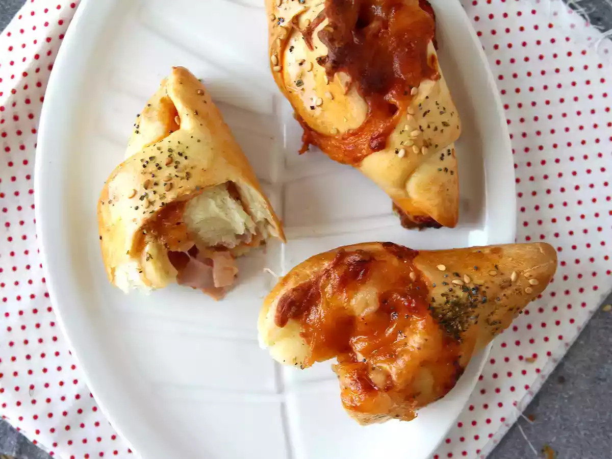 Roladki w stylu pizzy wypełnione sosem pomidorowym, szynką i mozzarellą - zdjęcie 5
