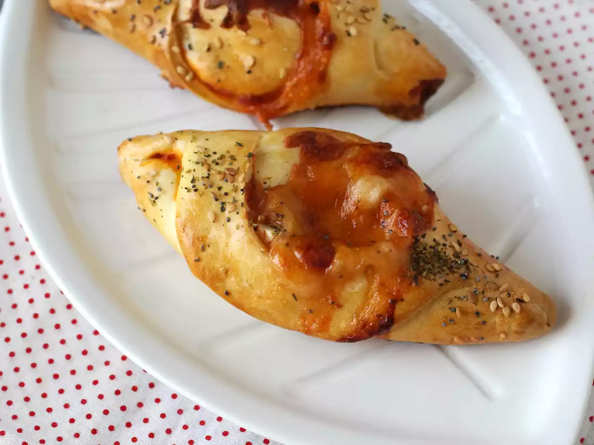 Roladki w stylu pizzy wypełnione sosem pomidorowym, szynką i mozzarellą - zdjęcie 6
