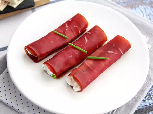 Przepis Roladki z bündnerfleisch z serem chavroux