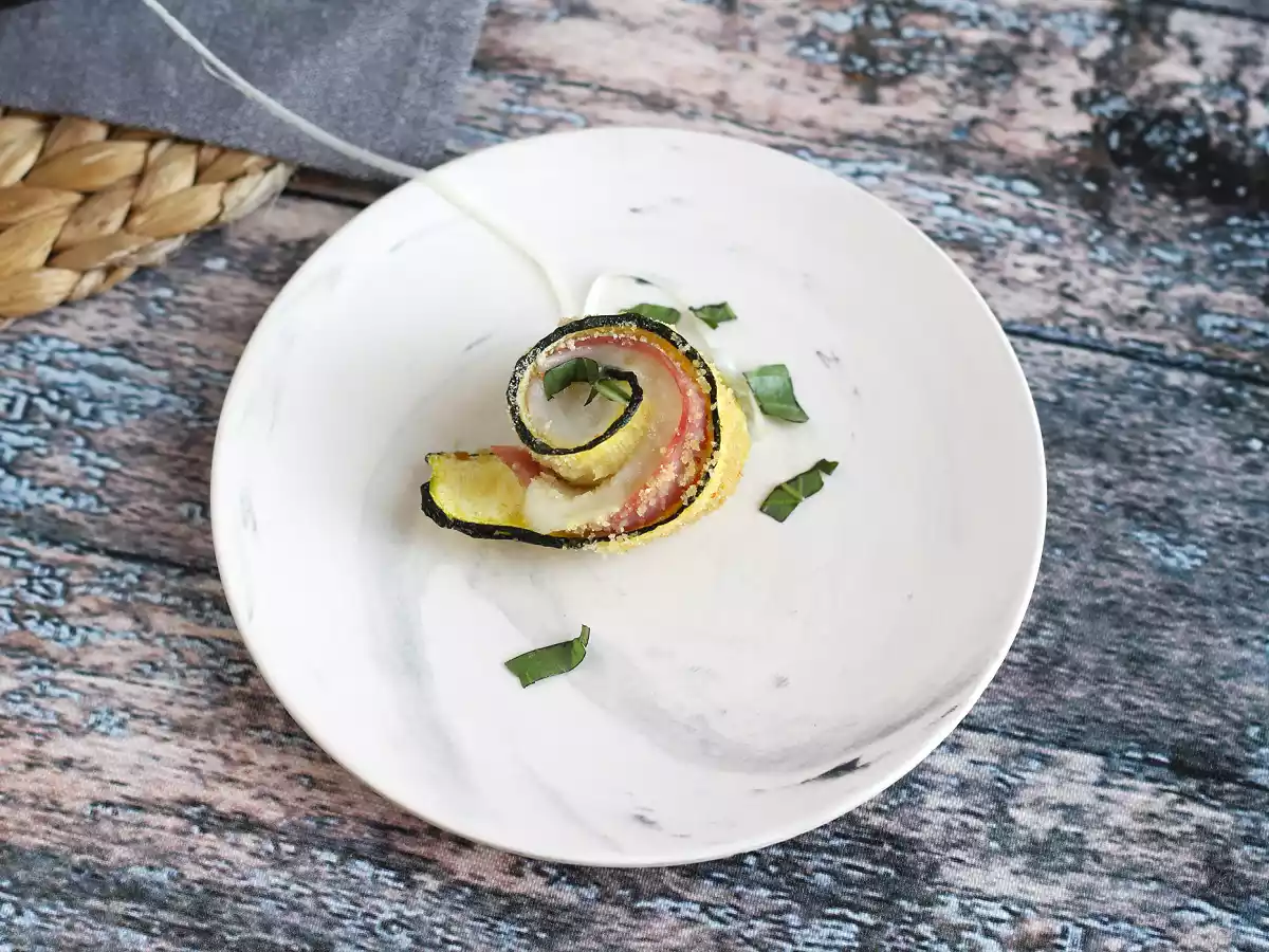 Roladki z cukinii zapiekane z szynką i serem scamorza - zdjęcie 5