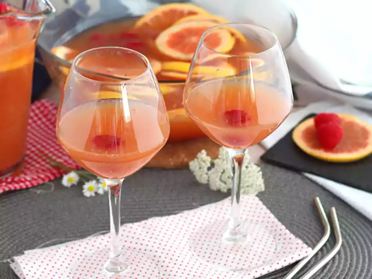 Różowa sangria z różowym winem