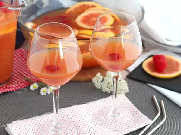 Przepis Różowa sangria z różowym winem