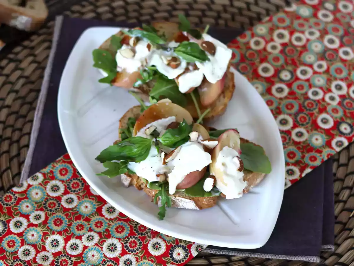 Rukola, pieczone brzoskwinie i burrata na grzance: idealne słodko-słone połączenie!