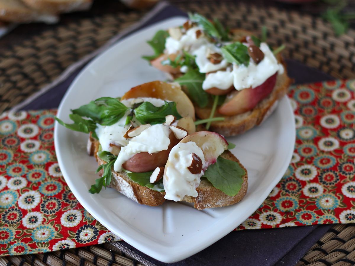 Rukola, pieczone brzoskwinie i burrata na grzance: idealne słodko-słone połączenie! - zdjęcie 2