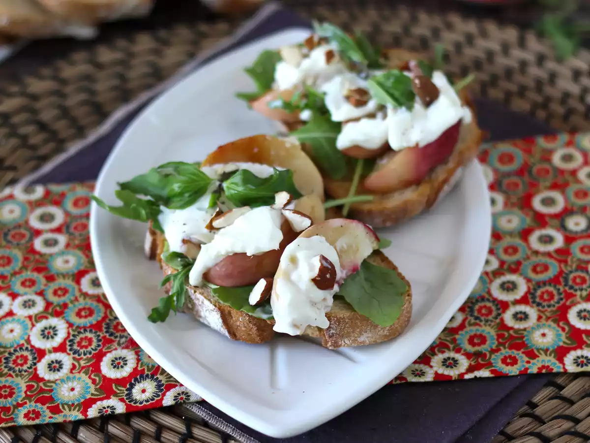 Rukola, pieczone brzoskwinie i burrata na grzance: idealne słodko-słone połączenie! - zdjęcie 2