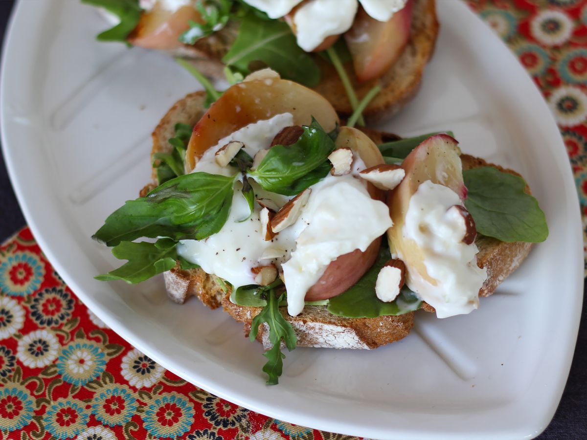 Rukola, pieczone brzoskwinie i burrata na grzance: idealne słodko-słone połączenie! - zdjęcie 3