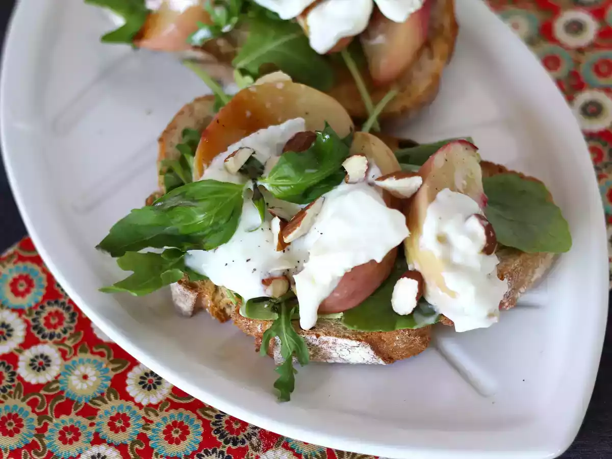 Rukola, pieczone brzoskwinie i burrata na grzance: idealne słodko-słone połączenie! - zdjęcie 3