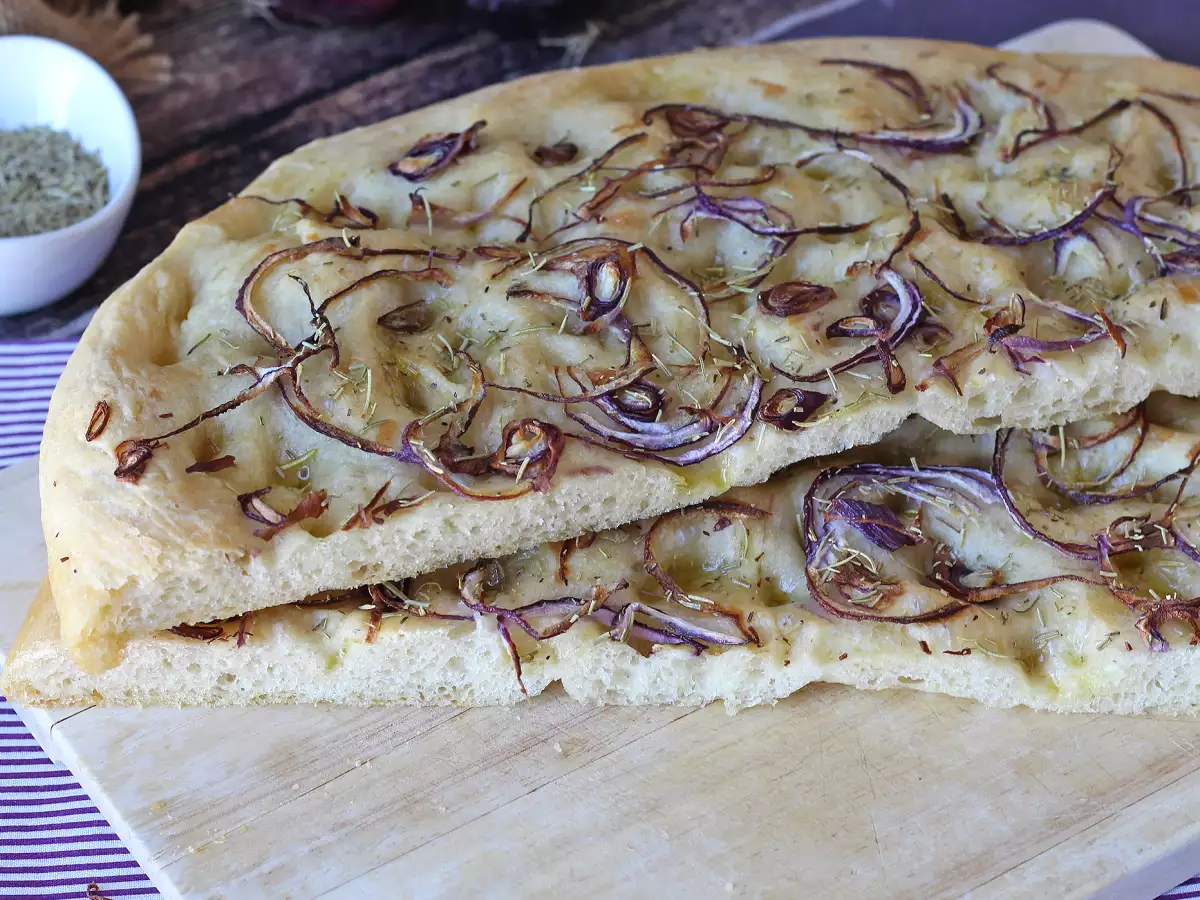 Rustykalna focaccia z cebulą i rozmarynem - zdjęcie 4
