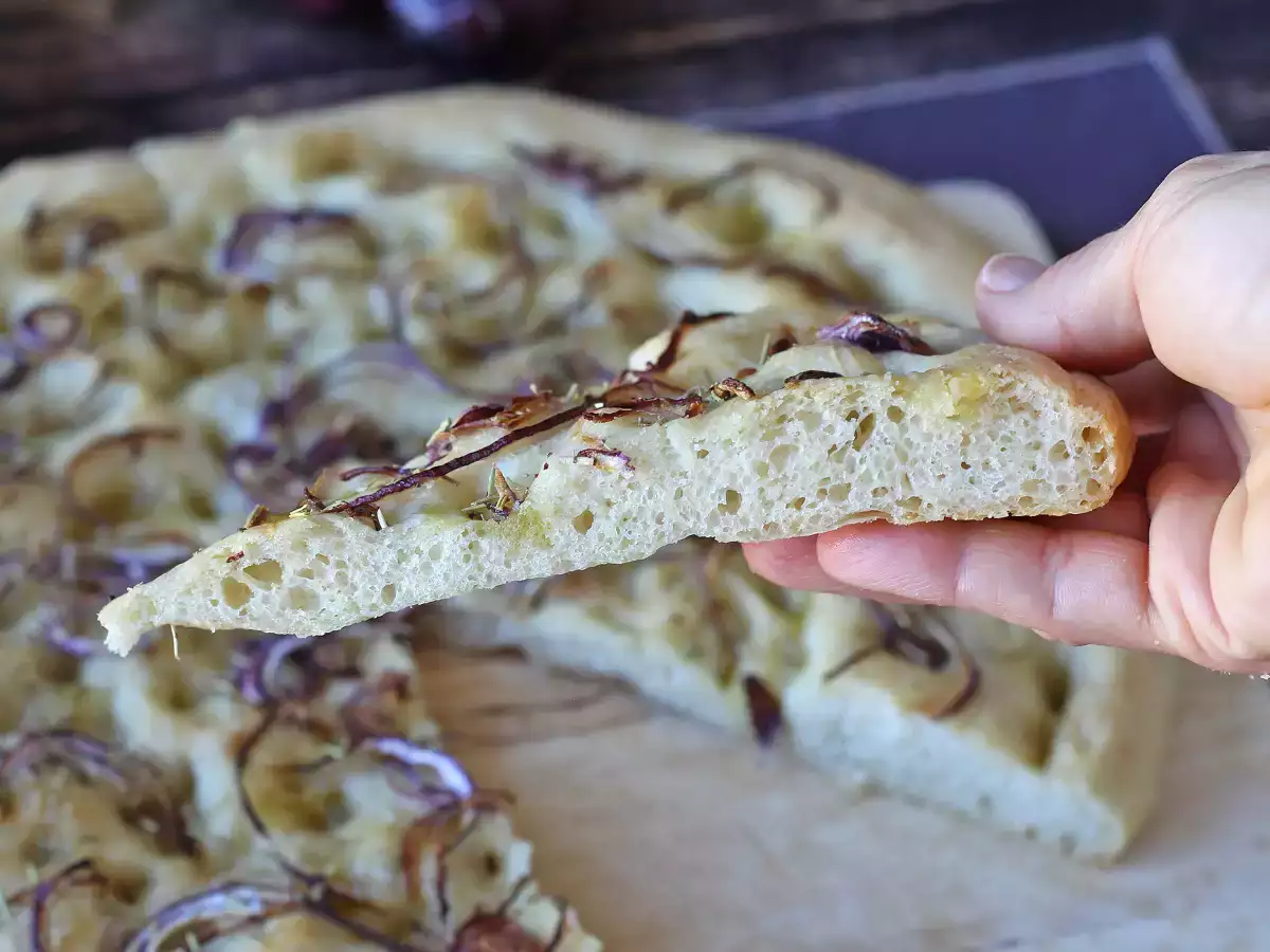 Rustykalna focaccia z cebulą i rozmarynem - zdjęcie 5
