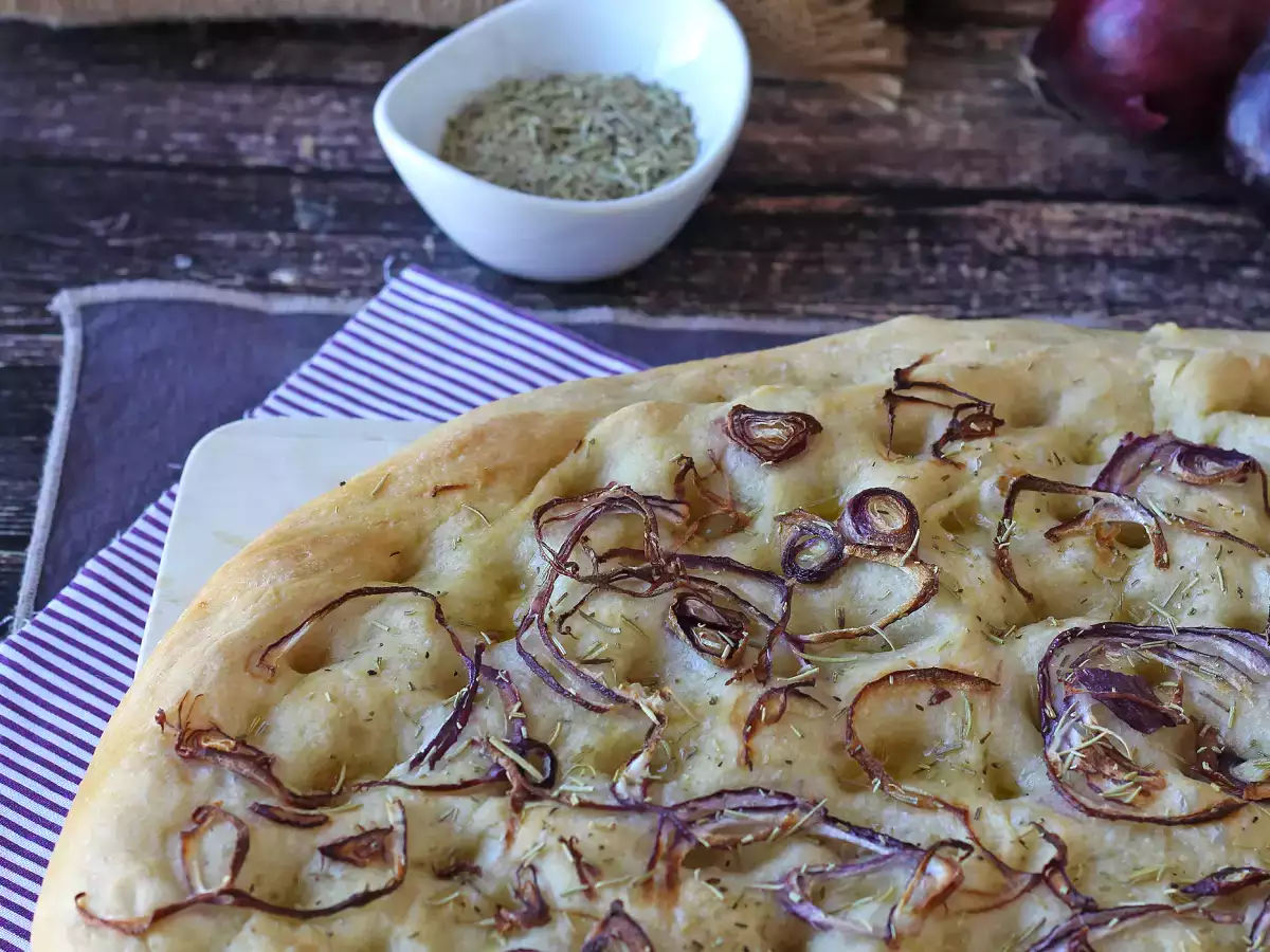 Rustykalna focaccia z cebulą i rozmarynem - zdjęcie 6