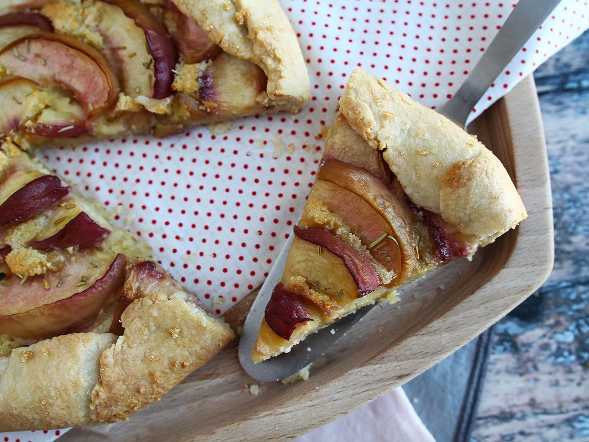 Rustykalna tarta z brzoskwiniami i rozmarynem - zdjęcie 3