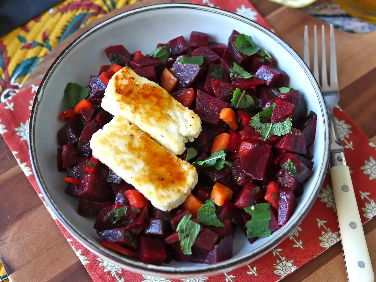 Sałatka z buraków z grillowanym halloumi