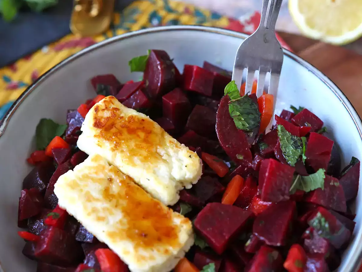Sałatka z buraków z grillowanym halloumi - zdjęcie 2
