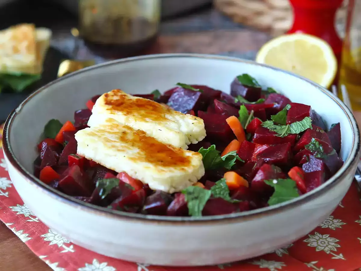 Sałatka z buraków z grillowanym halloumi - zdjęcie 3