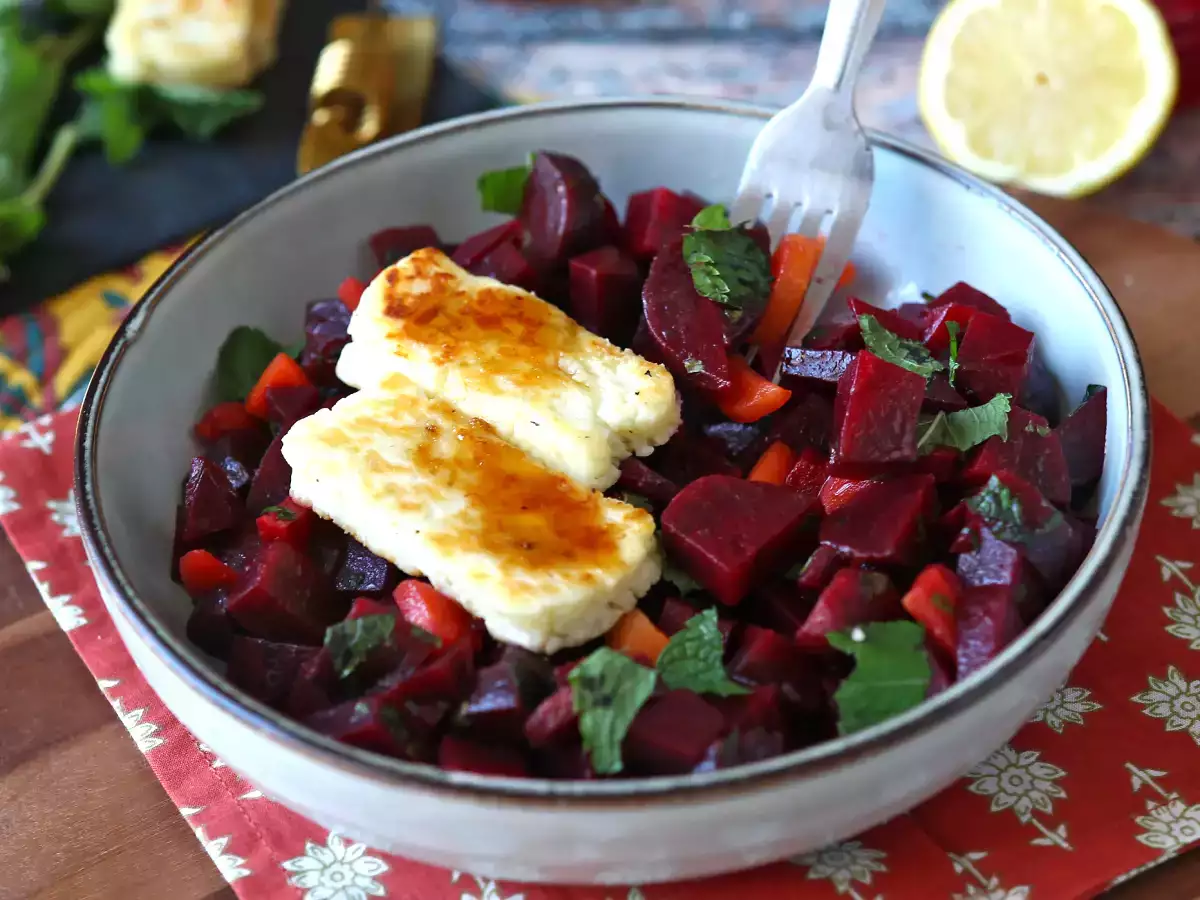 Sałatka z buraków z grillowanym halloumi - zdjęcie 4