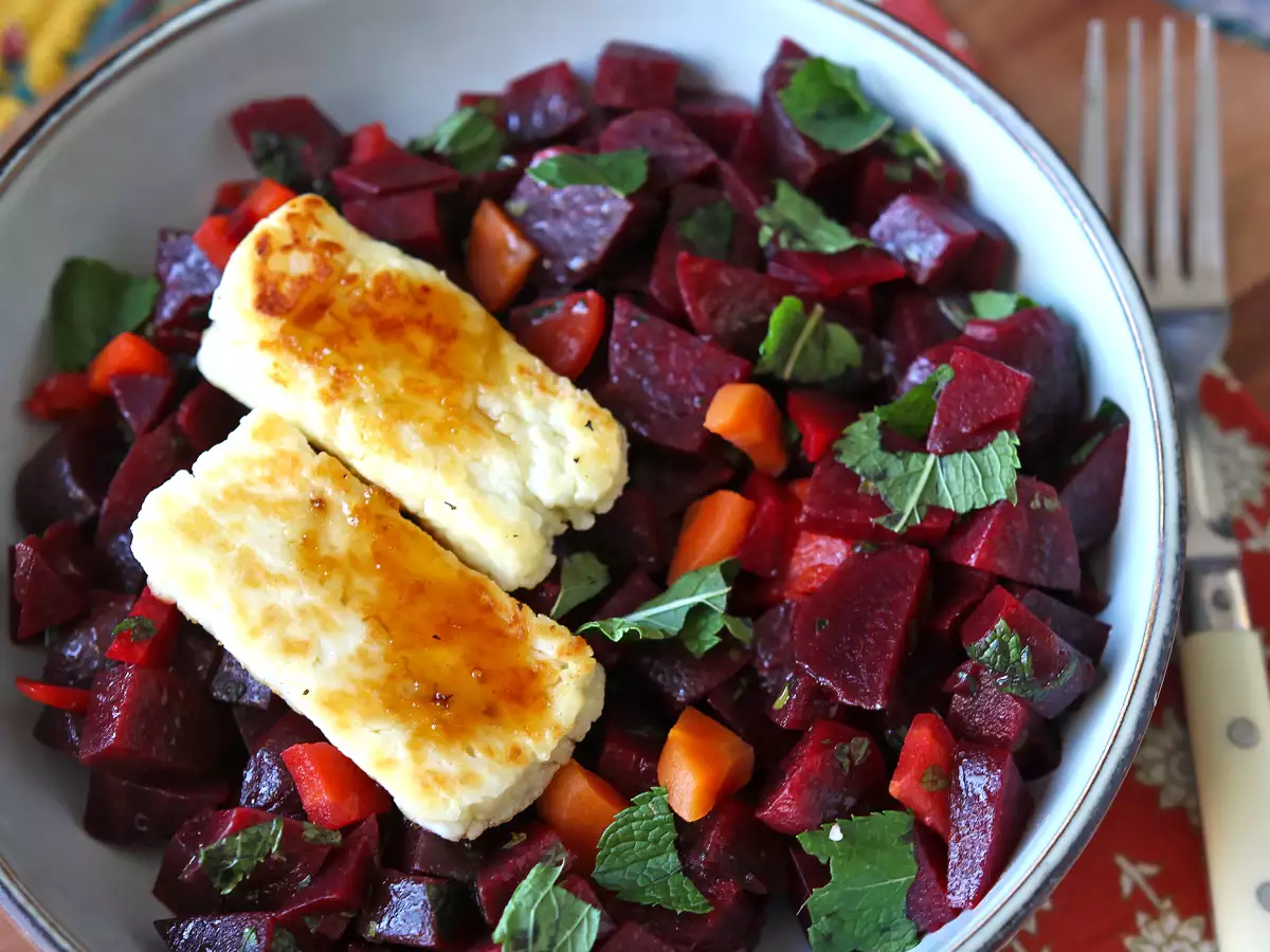 Sałatka z buraków z grillowanym halloumi - zdjęcie 5