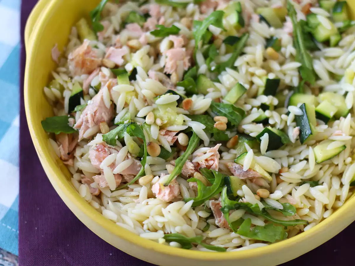 Sałatka z makaronem orzo, łososiem i cukinią - zdjęcie 2