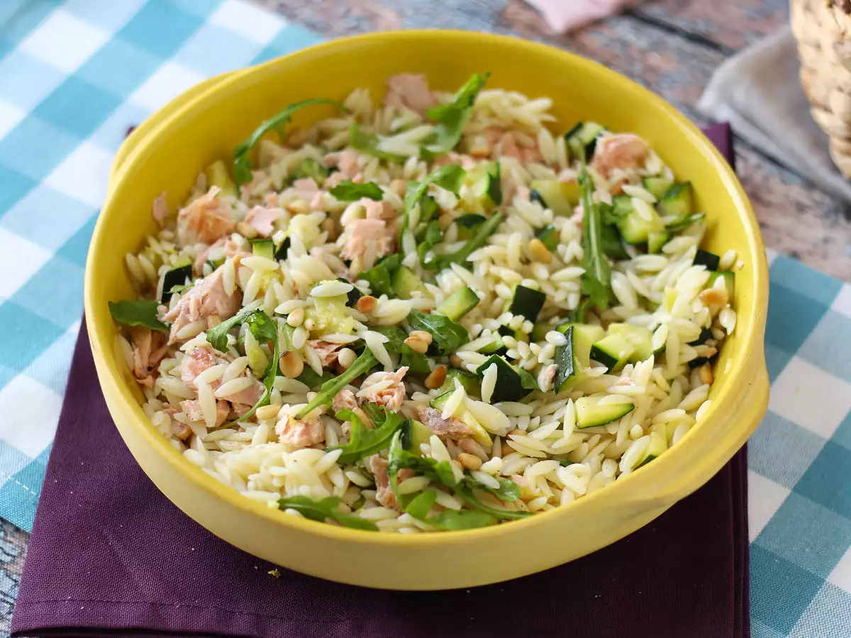 Sałatka z makaronem orzo, łososiem i cukinią - zdjęcie 3