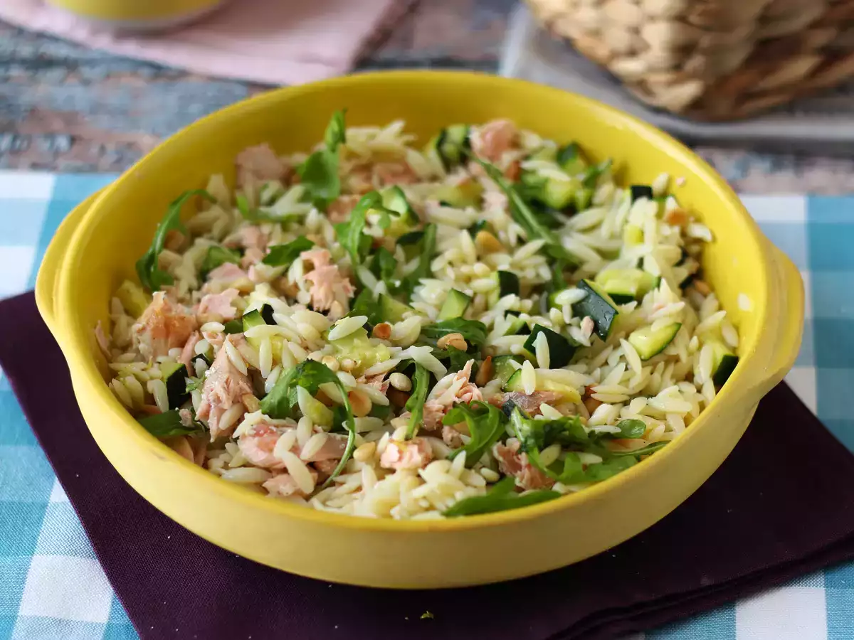Sałatka z makaronem orzo, łososiem i cukinią - zdjęcie 5