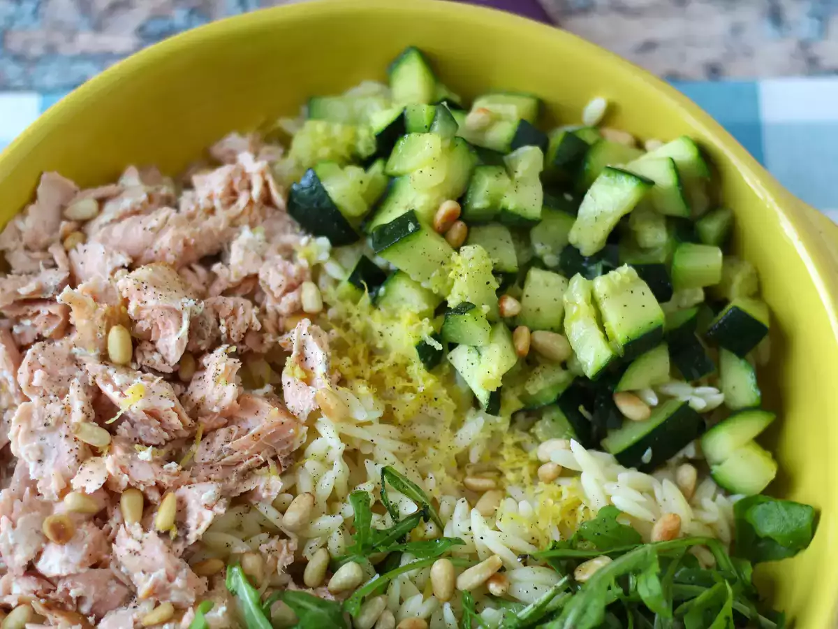 Sałatka z makaronem orzo, łososiem i cukinią - zdjęcie 6