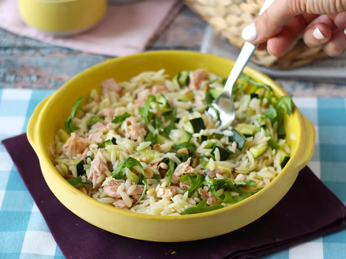 Sałatka z makaronem orzo, łososiem i cukinią - zdjęcie 7
