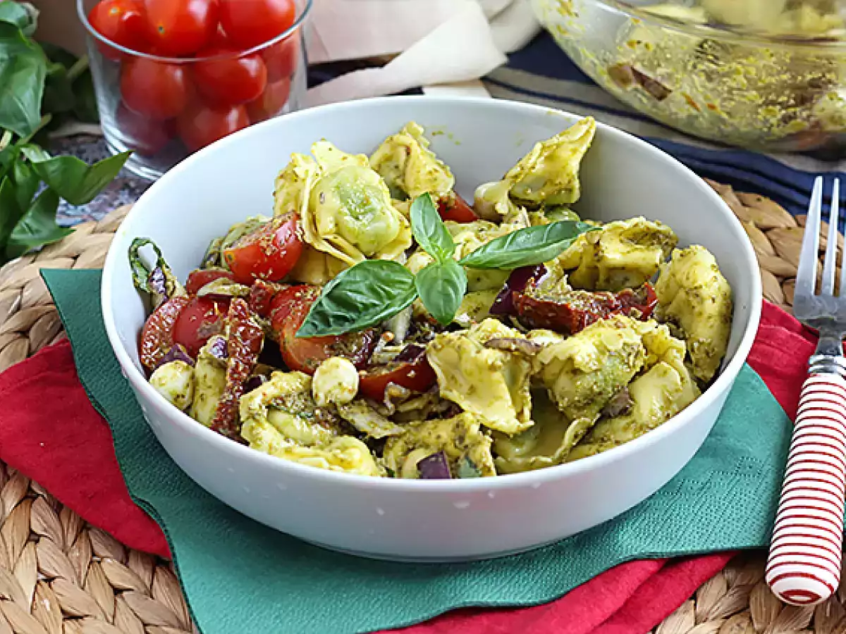 Sałatka z tortellini i pesto
