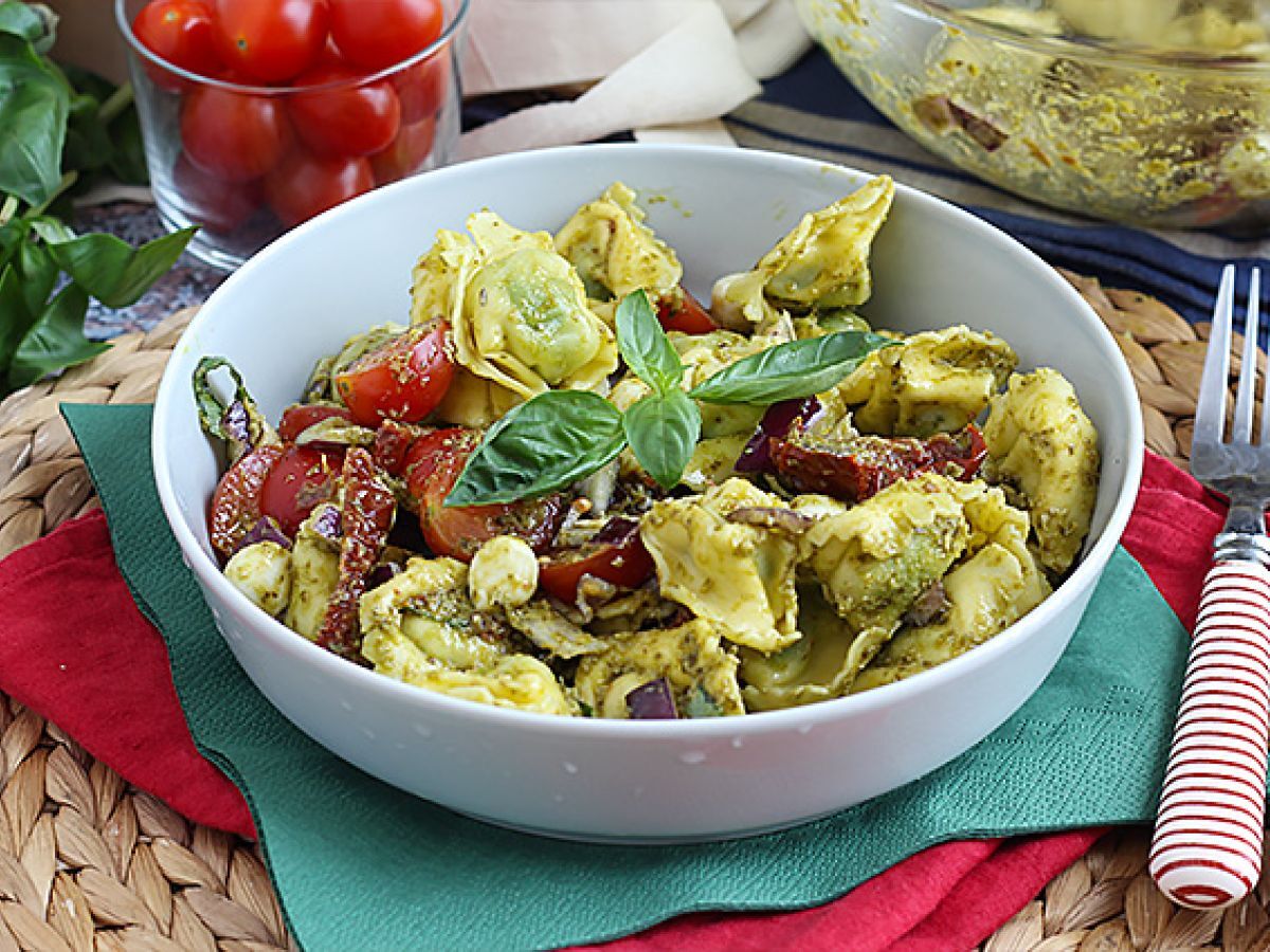 Sałatka z tortellini w pesto