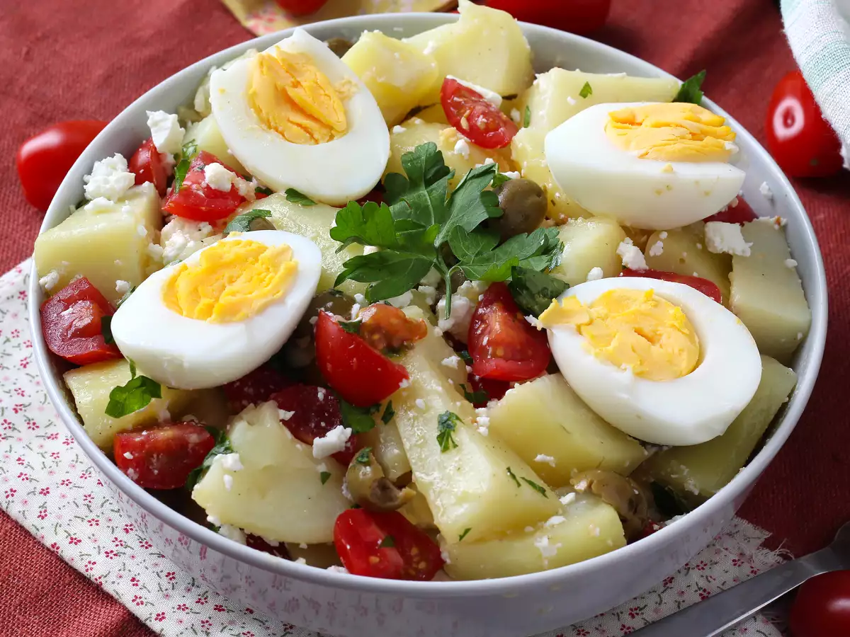 Sałatka ziemniaczana z serem feta, jajkiem i pomidorkami koktajlowymi