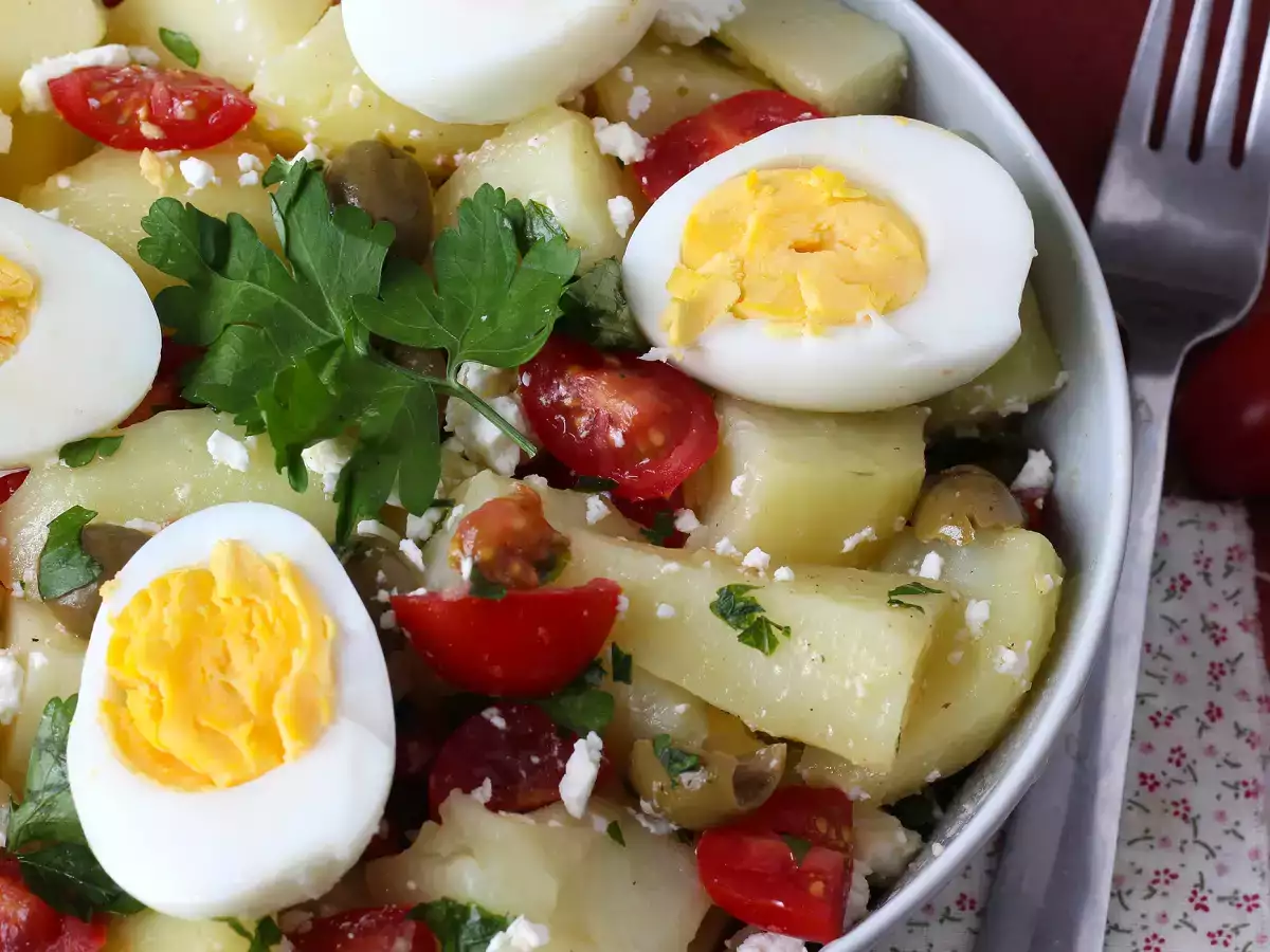 Sałatka ziemniaczana z serem feta, jajkiem i pomidorkami koktajlowymi - zdjęcie 3