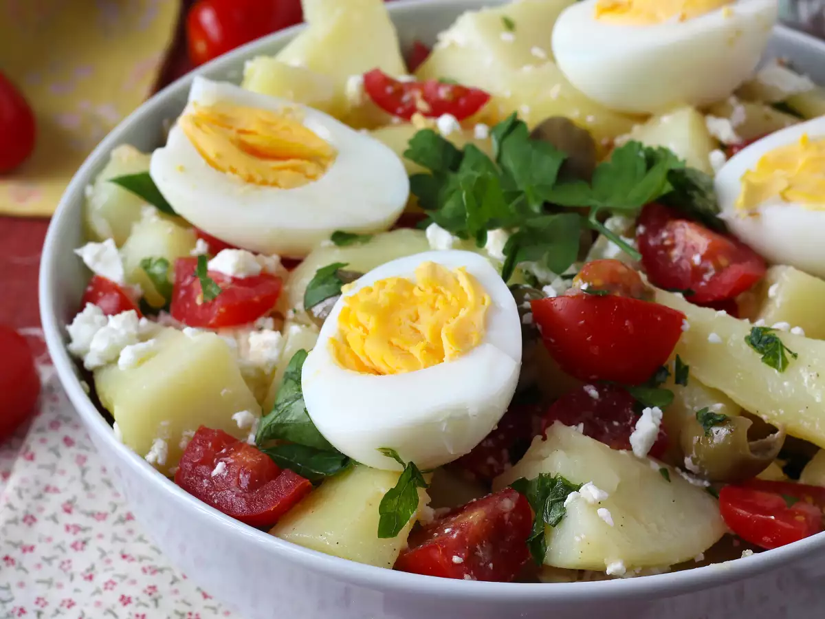 Sałatka ziemniaczana z serem feta, jajkiem i pomidorkami koktajlowymi - zdjęcie 5