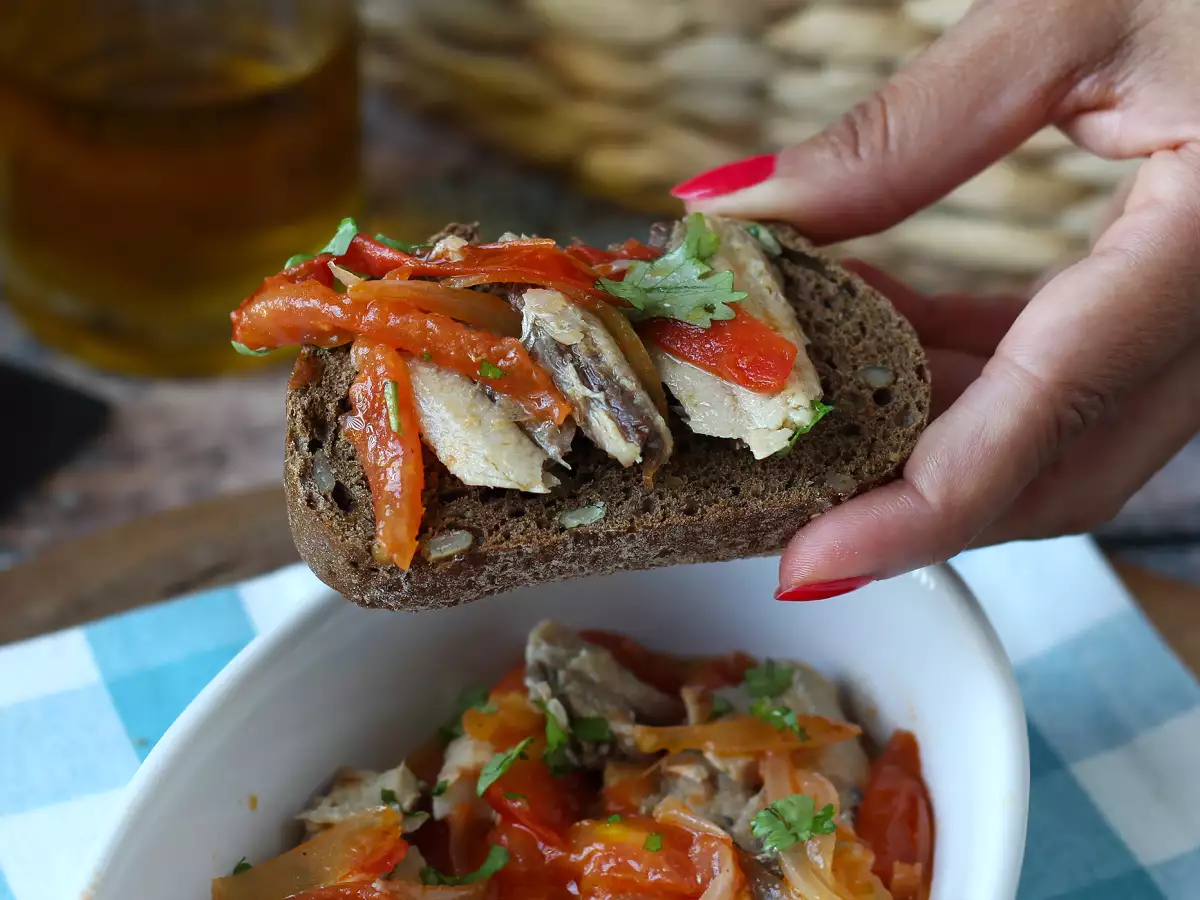Sardynki z puszki w marynacie escabeche - zdjęcie 3