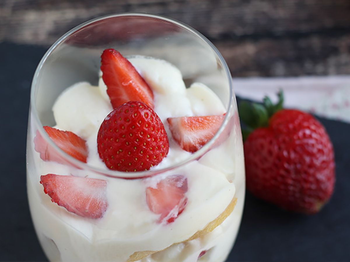 Schłodzone tiramisu z truskawkami w szklankach - zdjęcie 3