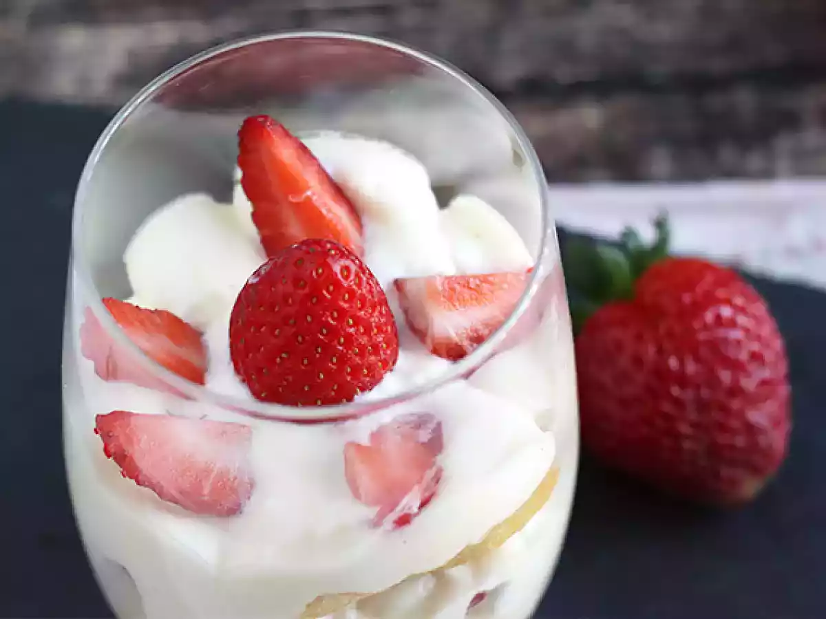 Schłodzone tiramisu z truskawkami w szklankach - zdjęcie 3