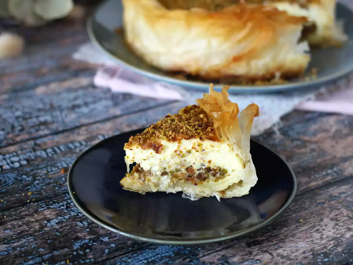 Sernik w stylu baklavy z pistacjami, chrupiący i rozpływający się w ustach - zdjęcie 2
