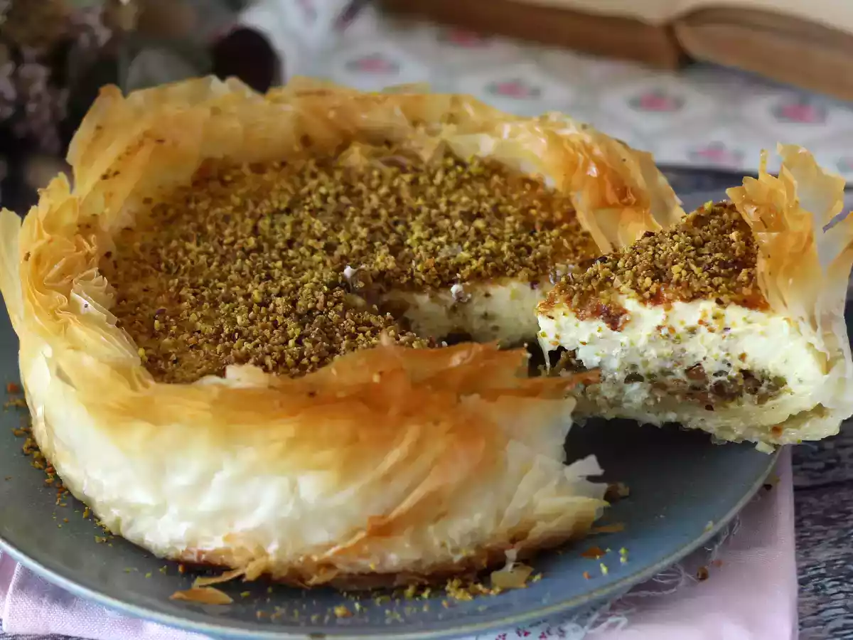 Sernik w stylu baklavy z pistacjami, chrupiący i rozpływający się w ustach - zdjęcie 3