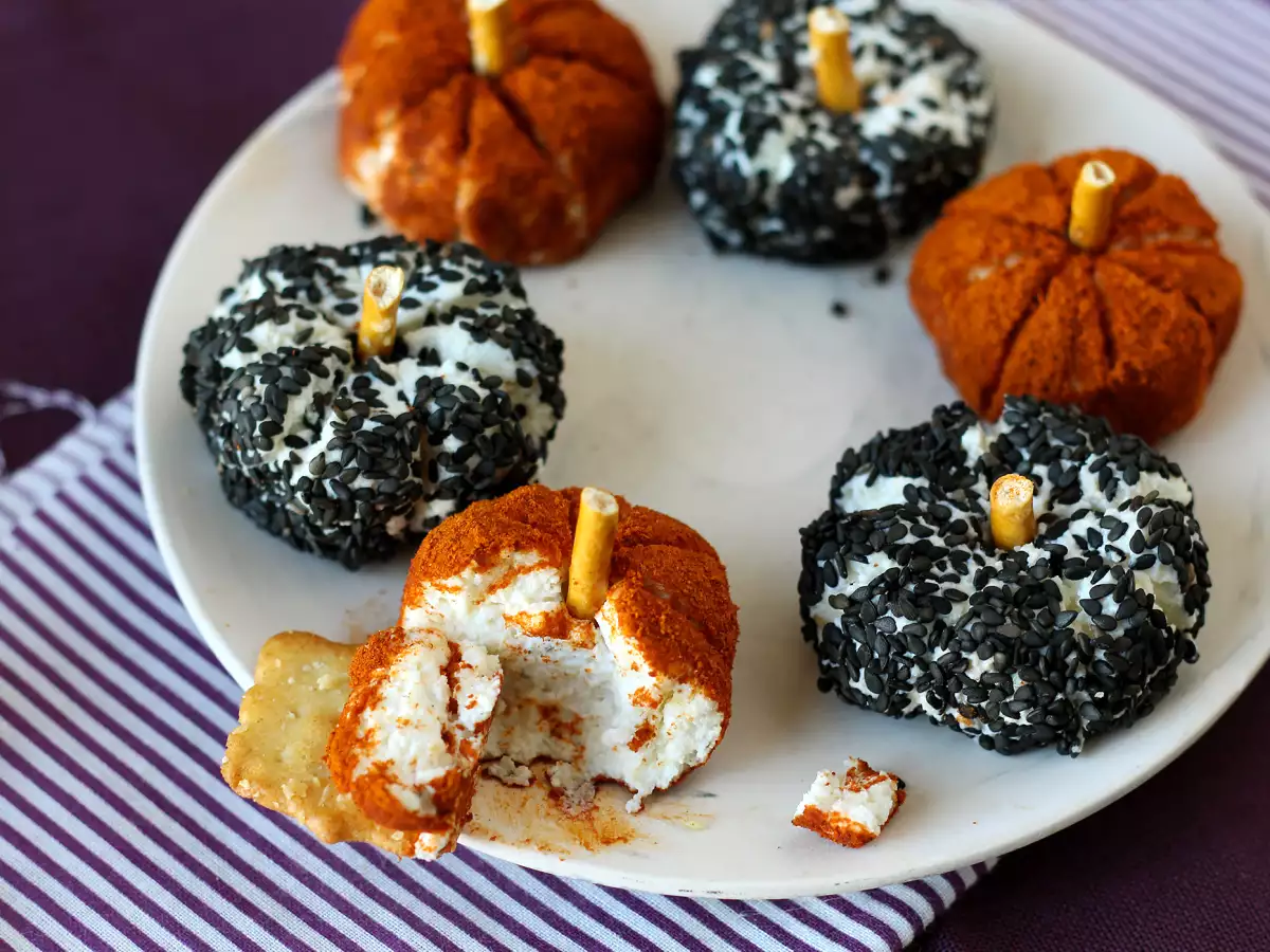 Serowa pasta na Halloween w kształcie dyni – idealna na imprezę! - zdjęcie 3