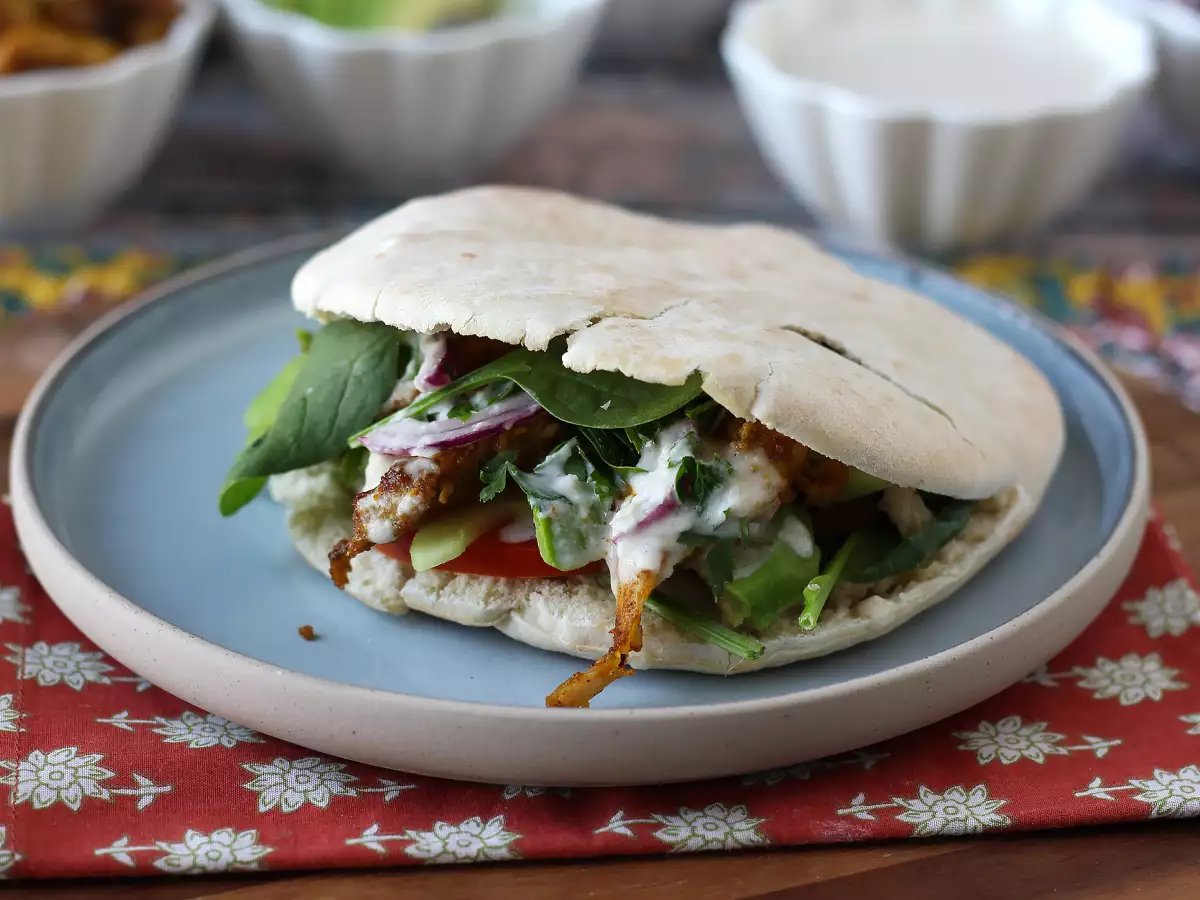 Shawarma z kurczaka przygotowana w frytkownicy powietrznej, z pitą i sosem tahini
